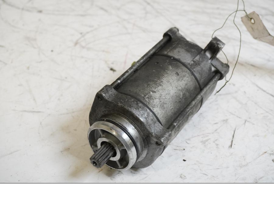 Framsidan på Startmotor från en Honda VFR 800 -1998 motorcykel.