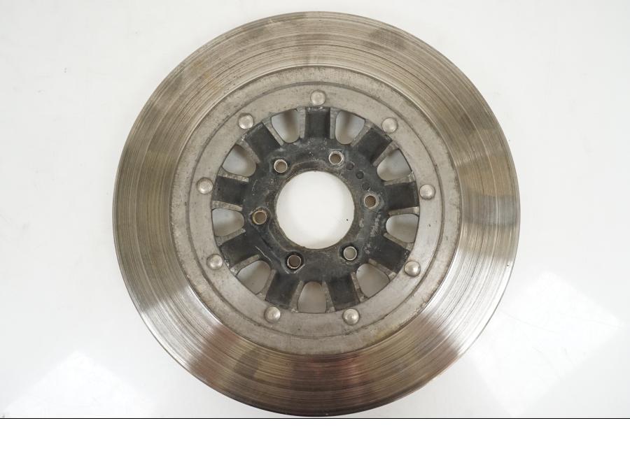 Snett nerifrån på Bromsskiva från en Suzuki GS 1000 -1978 motorcykel.