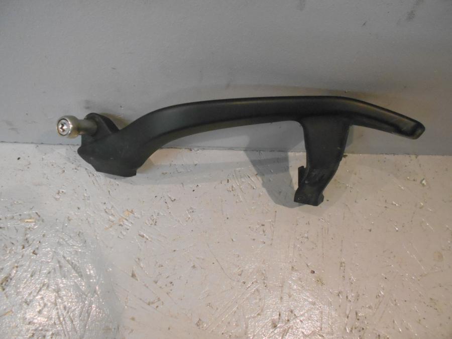 Framsidan på Passagerarhandtag från en BMW K 1300 R -2009 motorcykel.