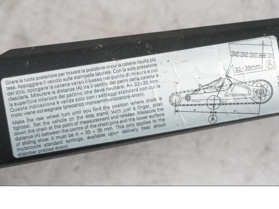 Snett nerifrån på Kedjeskydd från en Ducati Multistrada V4 -2024 motorcykel.