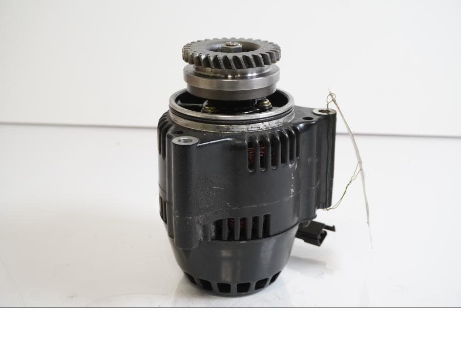 Framsidan på Generator från en Suzuki GSX-R 750 -1988 motorcykel.