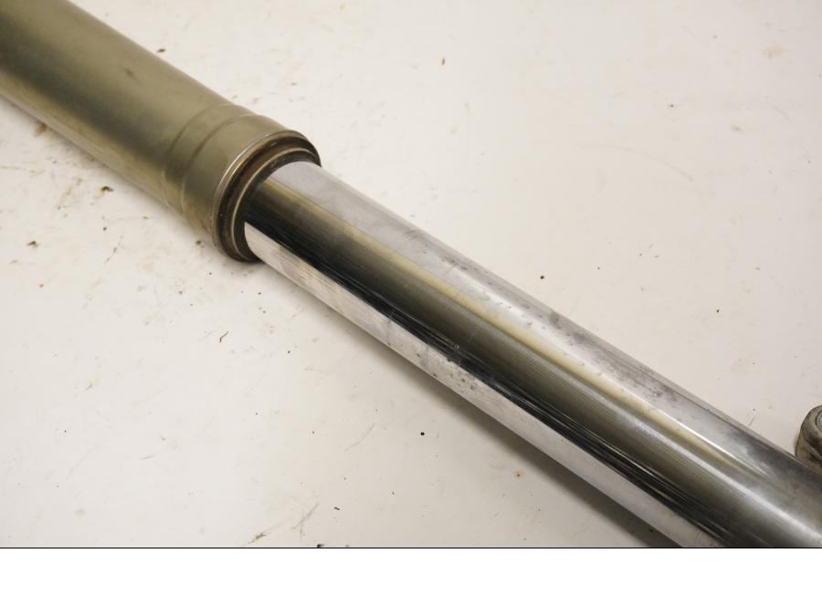 Höger sida på Gaffelben från en Husaberg FS 650 E -2003 motorcykel.