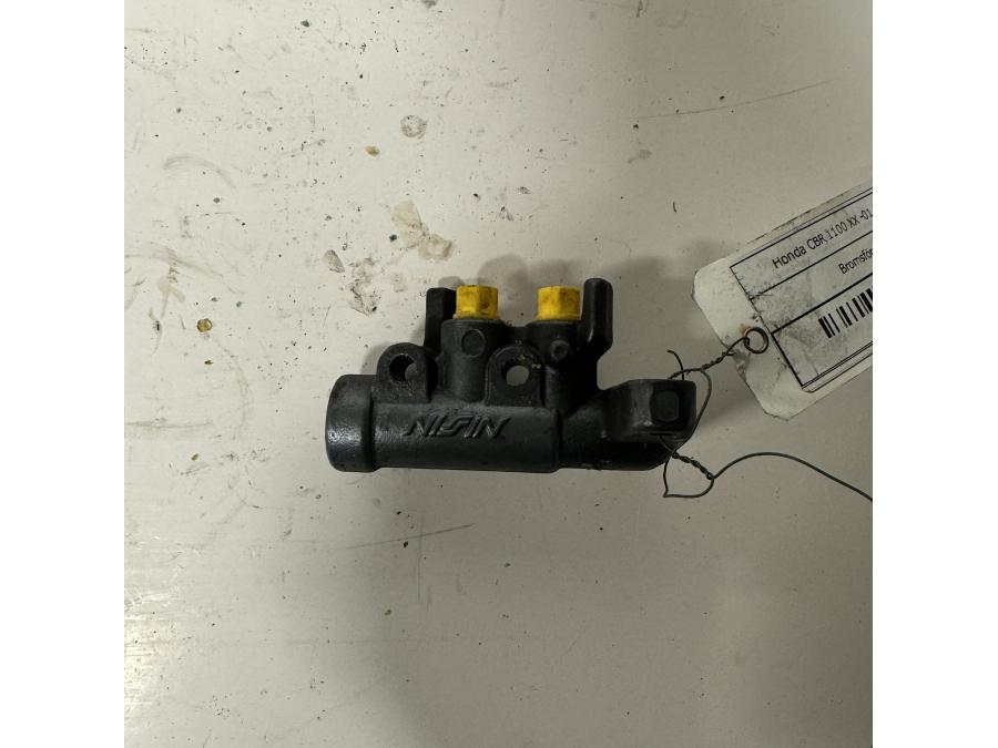 Framsidan på Bromsfördelare från en Honda CBR 1100 XX -2001 motorcykel.