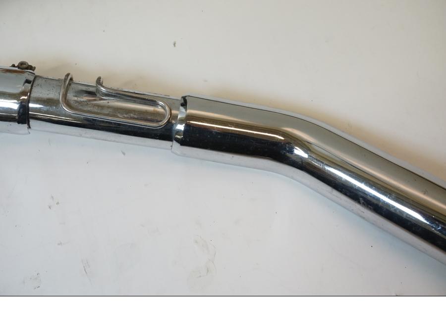 Vänster sida på Grenrör från en Suzuki VZ 800 -1997 motorcykel.