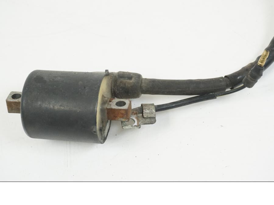 Vänster sida på Tändspole från en Honda CBR 125 R -2006 motorcykel.