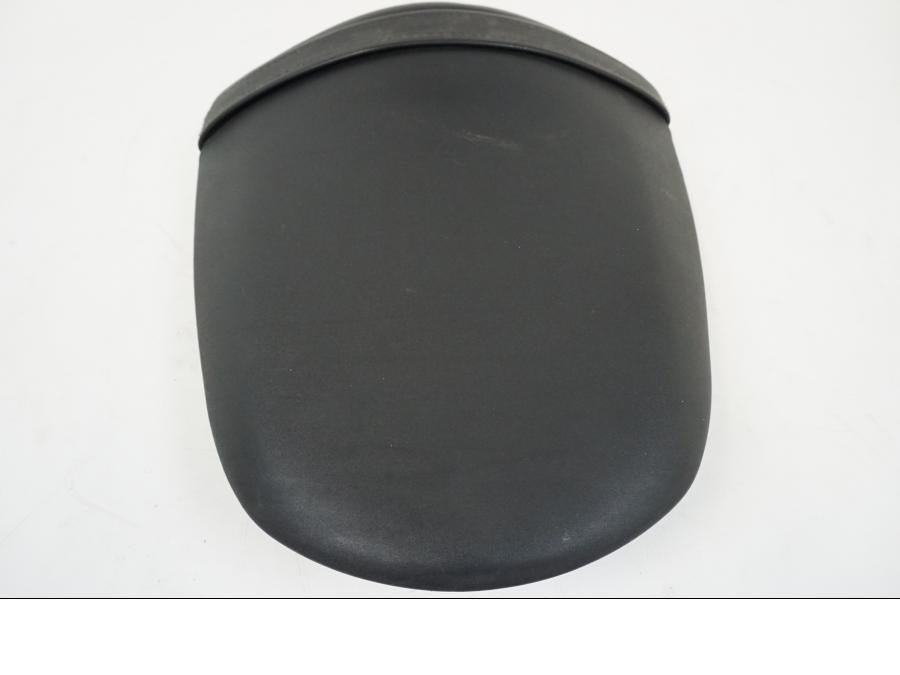 Snett nerifrån på Sadel från en Kawasaki Z 750 -2006 motorcykel.