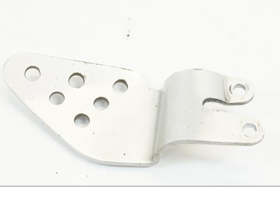 Höger sida på Fotpinnehälskydd från en Yamaha YZF R6 -1999 motorcykel.