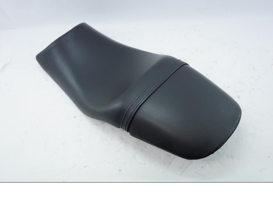 Höger sida på Sadel från en Triumph TT 600 -2001 motorcykel.