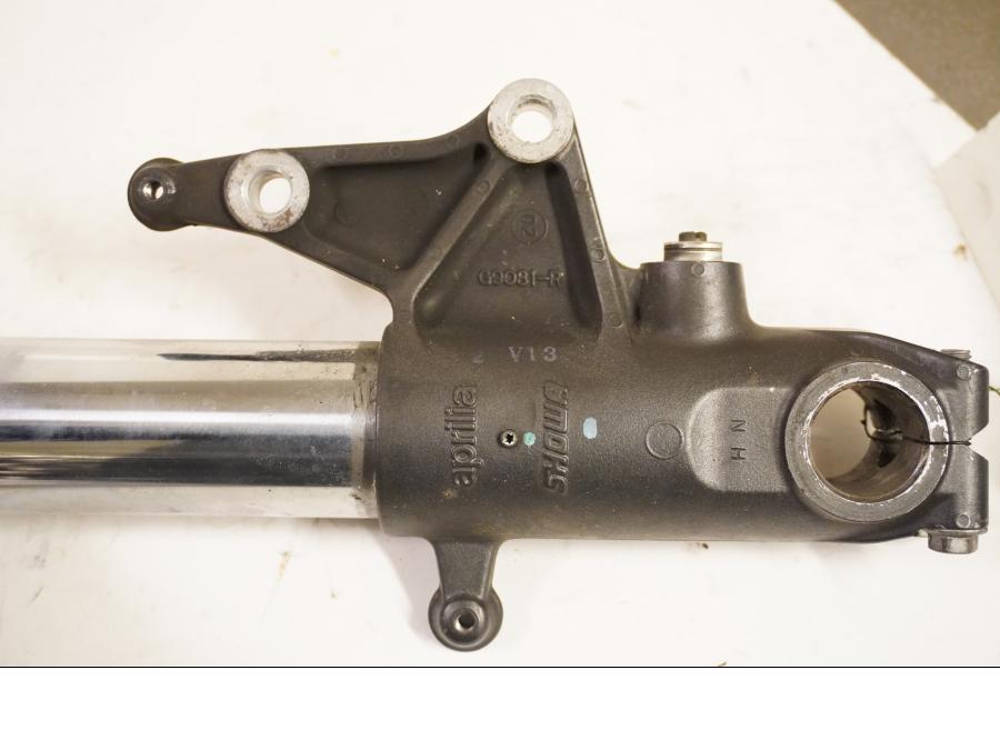 Vänster sida på Gaffelben från en Aprilia RSV 1000 -2003 motorcykel.