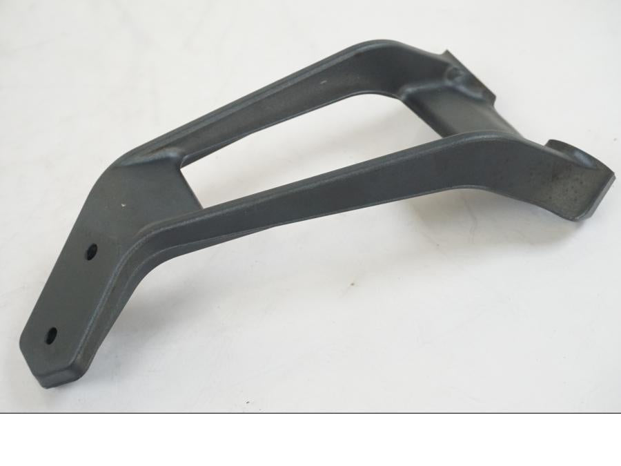 Höger sida på Fotpinnefäste från en KTM 1290 Super Duke R -2015 motorcykel.