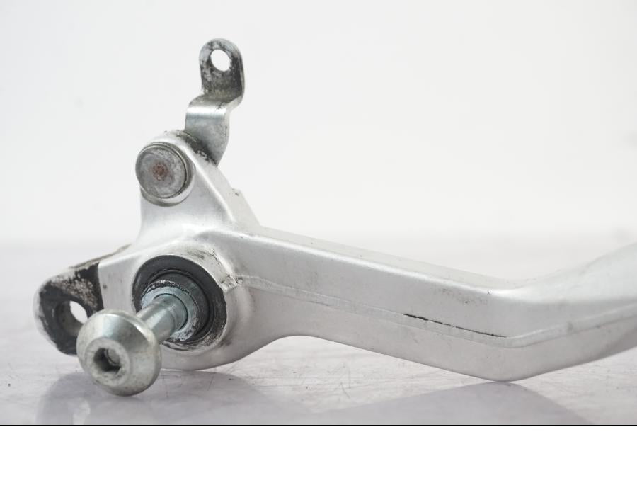 Snett uppifrån på Bromspedal från en Yamaha MT-09 -2016 motorcykel.