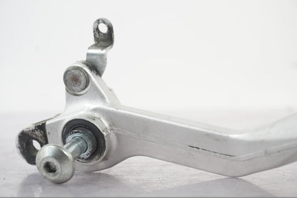 Snett uppifrån på Bromspedal från en Yamaha MT-09 -2016 motorcykel.