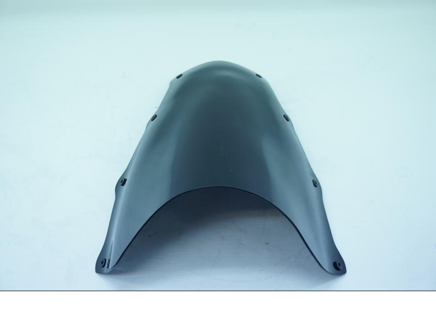 Baksidan på Vindruta från en Aprilia RSV 1000 -2004 motorcykel.