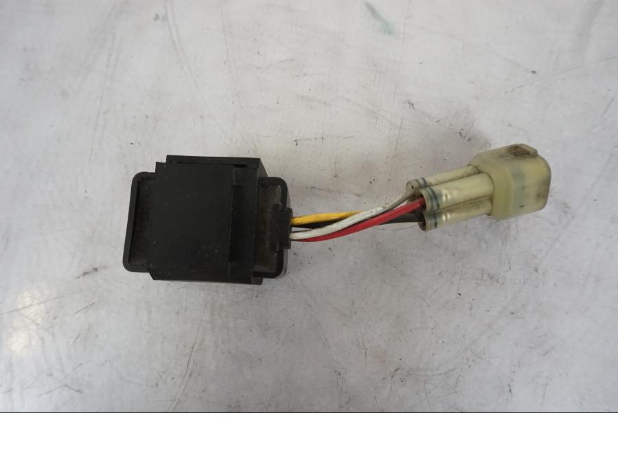 Baksidan på Bensinpumpsrelä från en Kawasaki VN 1500 -2003 motorcykel.