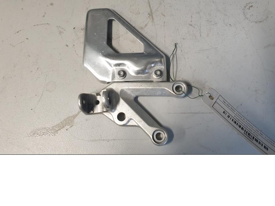 Baksidan på Fotpinnefäste från en Aprilia RSV 1000 R Tuono -2006 motorcykel.