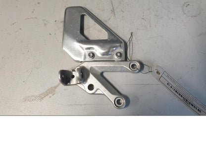 Baksidan på Fotpinnefäste från en Aprilia RSV 1000 R Tuono -2006 motorcykel.