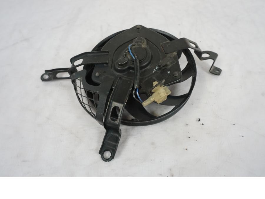 Höger sida på Vattenkylfläkt från en Suzuki GSX-R 1000 -2005 motorcykel.