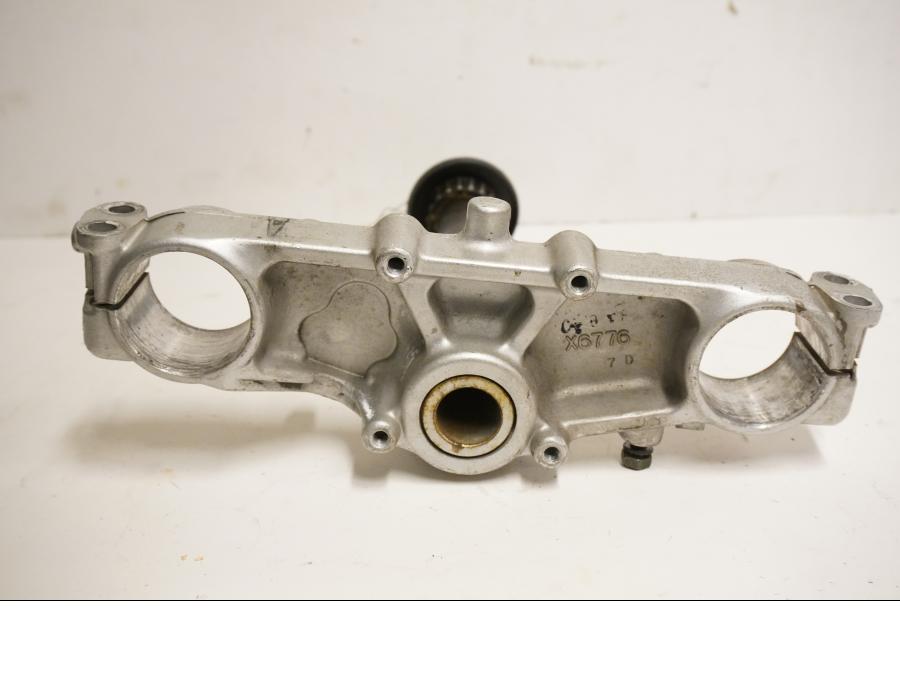 Baksidan på Gaffelkrona från en Suzuki DR 650 -1993 motorcykel.