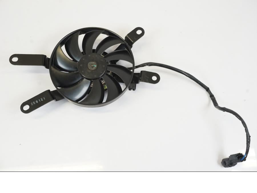 Framsidan på Vattenkylfläkt från en Triumph Trident -2021 motorcykel.