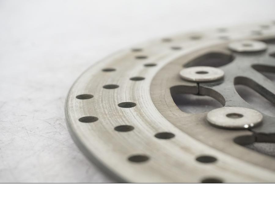 Baksidan på Bromsskiva från en Yamaha FZ-S 600 -1998 motorcykel.