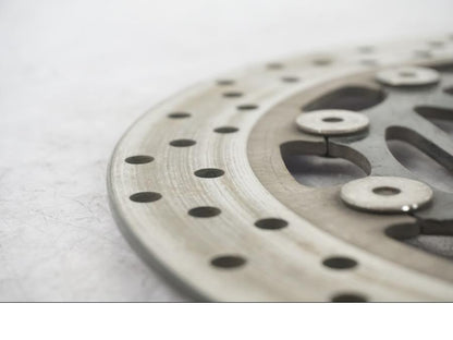 Baksidan på Bromsskiva från en Yamaha FZ-S 600 -1998 motorcykel.