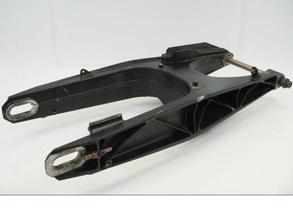 Höger sida på Sving från en KTM 690 Duke -2012 motorcykel.