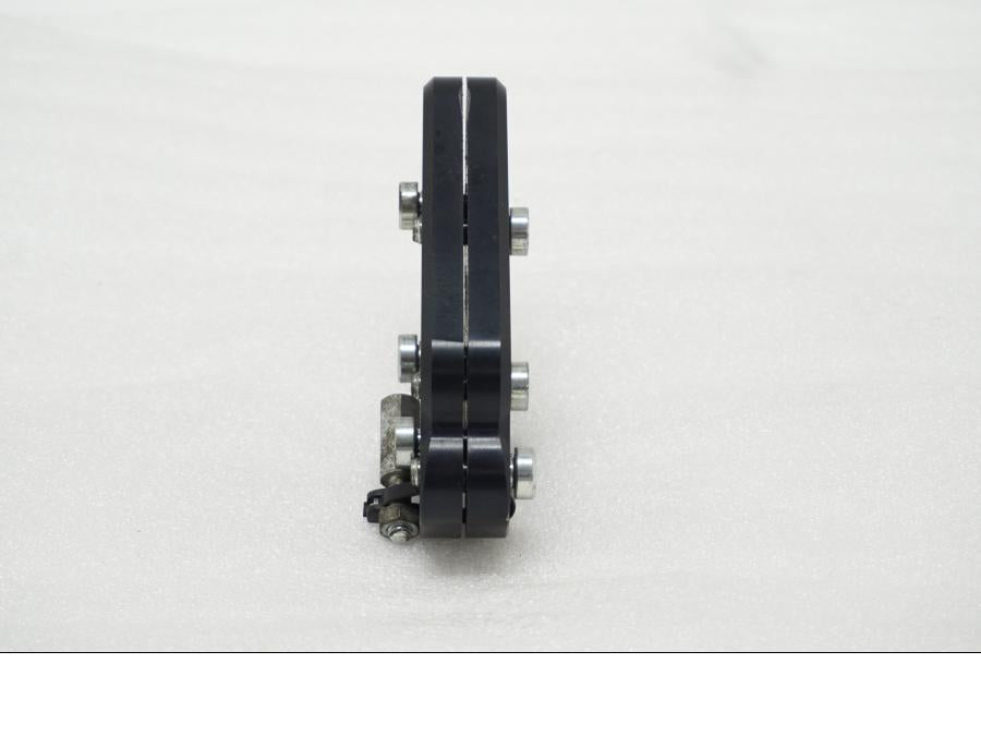 Vänster sida på Fotpinnefäste inre från en Suzuki GSX 1300 BK -2008 motorcykel.