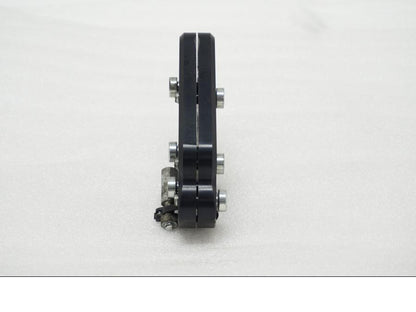 Vänster sida på Fotpinnefäste inre från en Suzuki GSX 1300 BK -2008 motorcykel.