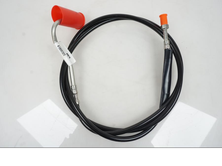 Framsidan på Bromsledning från en H-D Touring Road King Classic FLHRCI -2014 motorcykel.