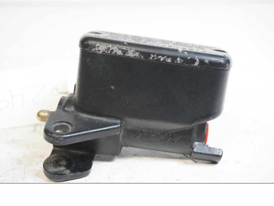 Baksidan på Bromshuvudcylinder från en Honda CBR 1100 XX -2004 motorcykel.