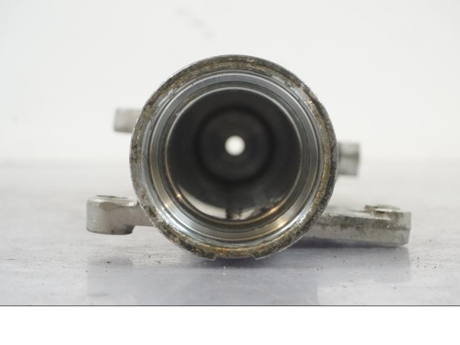 Snett nerifrån på Gaffelben från en Honda CBR 1100 XX -1999 motorcykel.