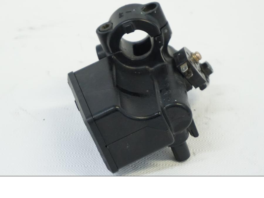 Höger sida på Bromshuvudcylinder från en Buell XB9S -2003 motorcykel.