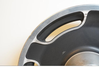 Snett nerifrån på Fälg från en H-D Street Glide FLHX -2007 motorcykel.