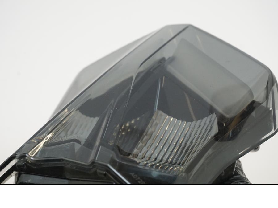 Snett uppifrån på Baklampa från en KTM 1290 Super Duke -2020 motorcykel.