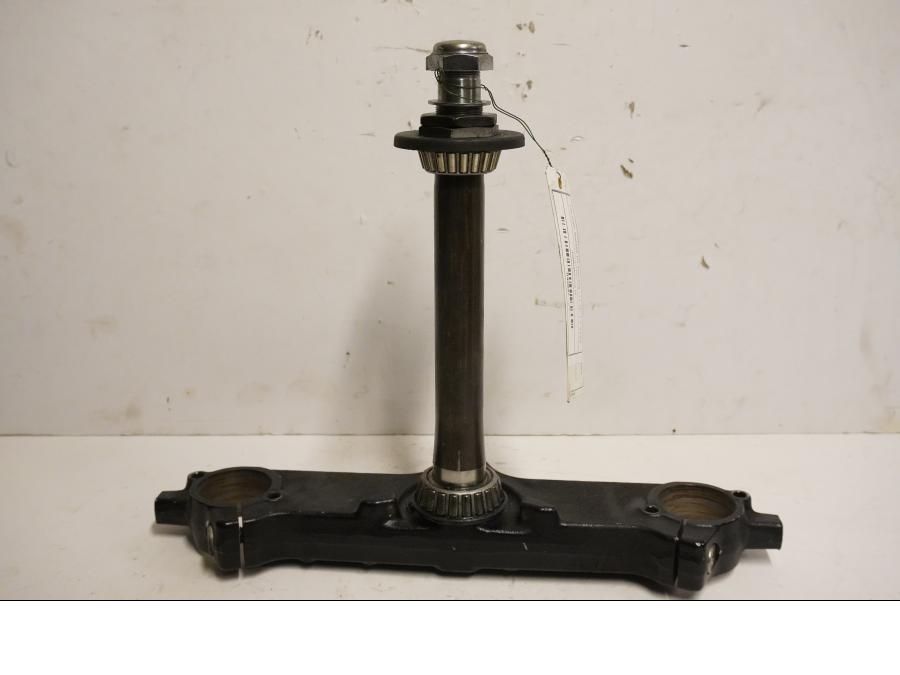 Framsidan på Gaffelkrona från en Triumph Rocket III -2011 motorcykel.