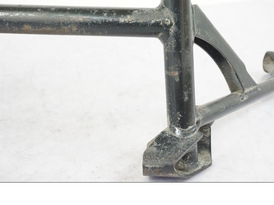 Snett nerifrån på Centralstöd från en BMW R 1250 GS -2019 motorcykel.