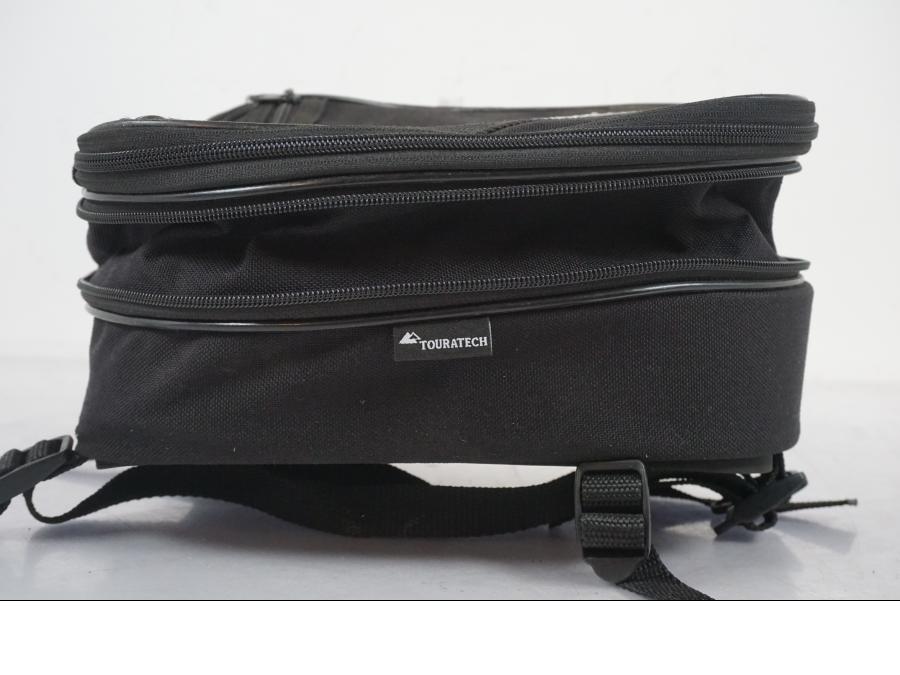 Snett nerifrån på Väska från en KTM 1290 Super Duke R -2022 motorcykel.