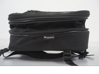 Snett nerifrån på Väska från en KTM 1290 Super Duke R -2022 motorcykel.