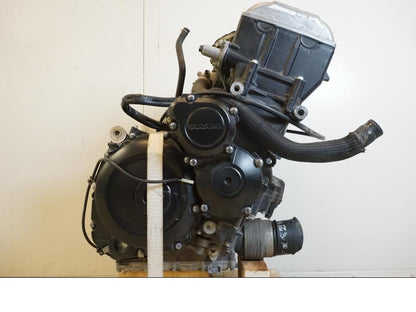 Vänster sida på Motor från en Suzuki GSX-S 1000 -2017 motorcykel.