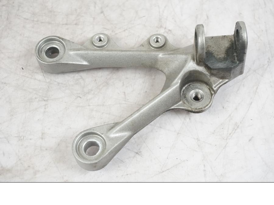 Framsidan på Fotpinnefäste från en Kawasaki ZX-6R -2006 motorcykel.