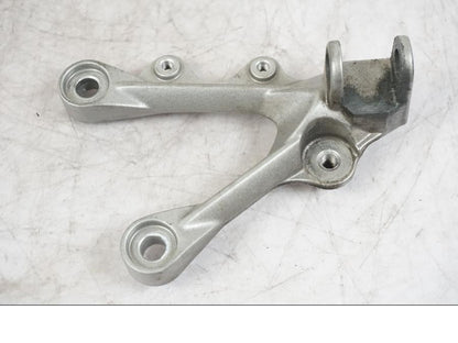 Framsidan på Fotpinnefäste från en Kawasaki ZX-6R -2006 motorcykel.