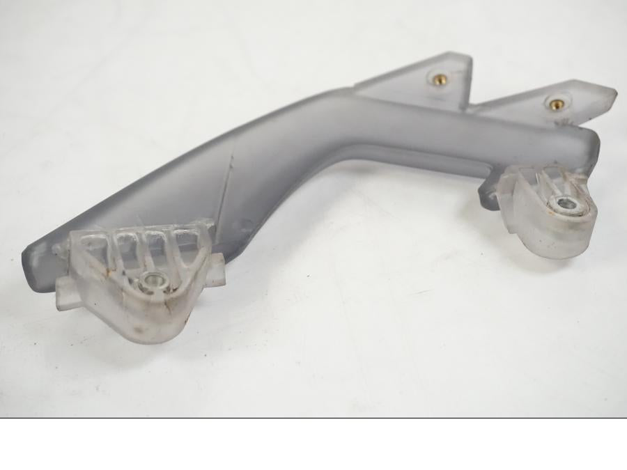 Snett nerifrån på Vindrutefäste från en BMW F 650 CS -2002 motorcykel.