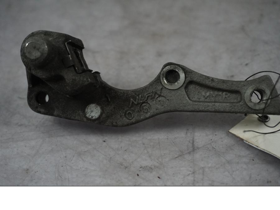 Framsidan på Bromsoksfäste från en Honda XL 650 V -2000 motorcykel.