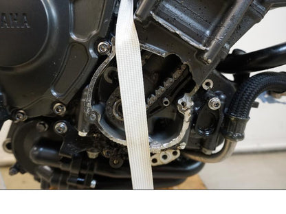 Snett nerifrån på Motor från en Yamaha MT-10 -2022 motorcykel.