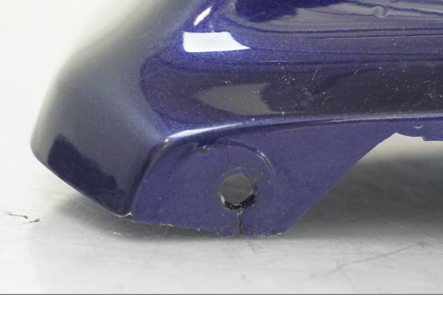 Vänster sida på <p>Bakvinge höger från Kawasaki ZZR 1100 1991.</p>

<p>Lagad och omlackad i original kulör.</p>

<p>Sprickor, slitage av lack samt ytliga repor se bilder.</p> motorcykel.