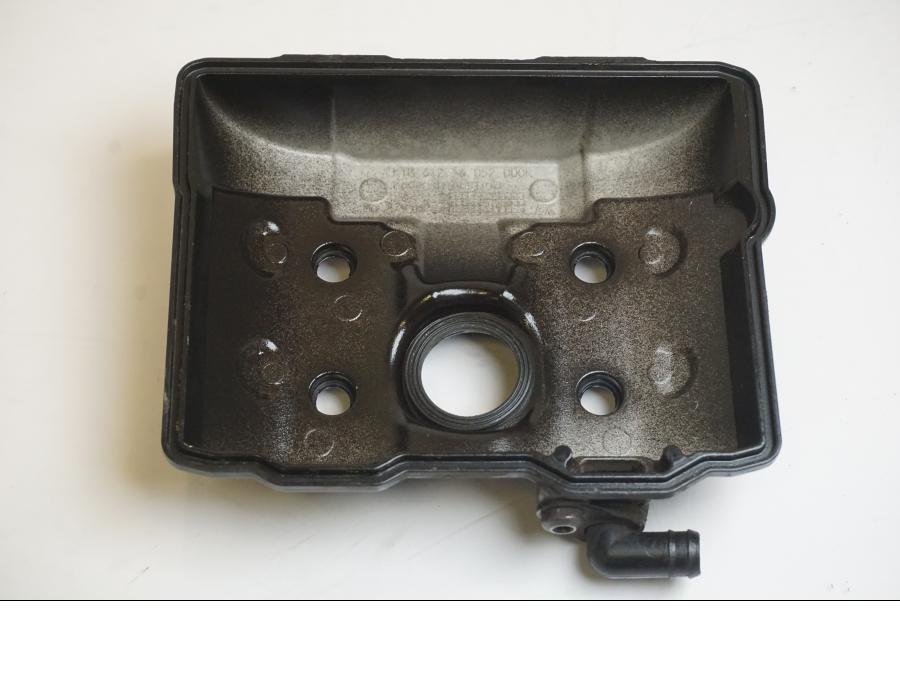 Snett nerifrån på Ventilkåpa från en KTM 1190 Adventure -2015 motorcykel.