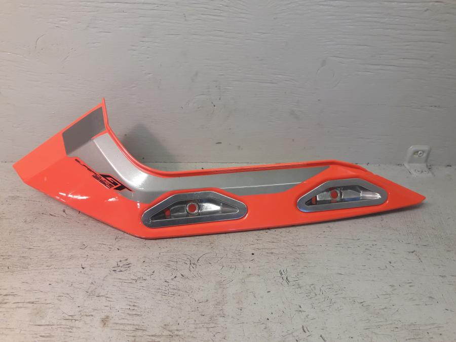 Framsidan på Bakvinge från en KTM 1290 Super Duke -2016 motorcykel.