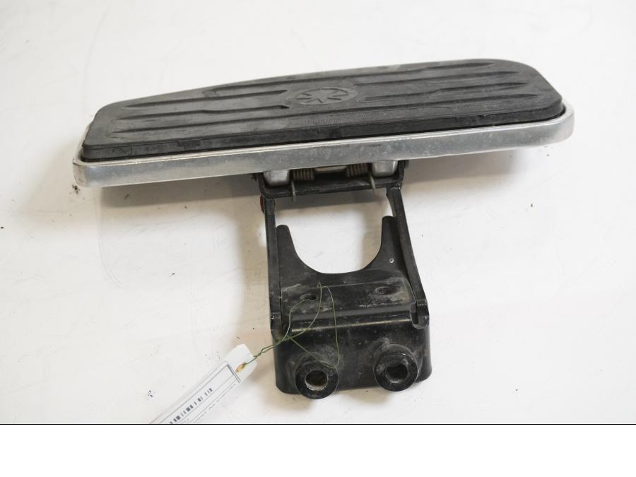 Baksidan på Fotplatta från en Yamaha XV 1600 -2002 motorcykel.