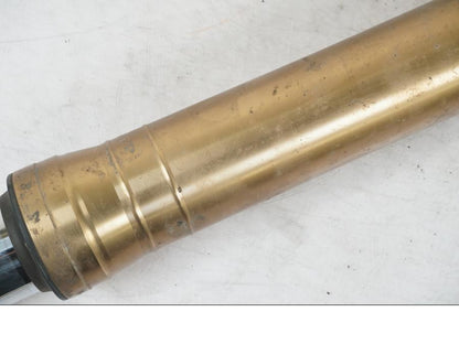 Snett nerifrån på Gaffelben från en Triumph Tiger Explorer -2013 motorcykel.