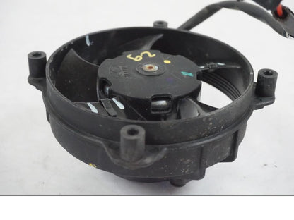 Vänster sida på Vattenkylfläkt från en KTM 390 Adventure -2021 motorcykel.